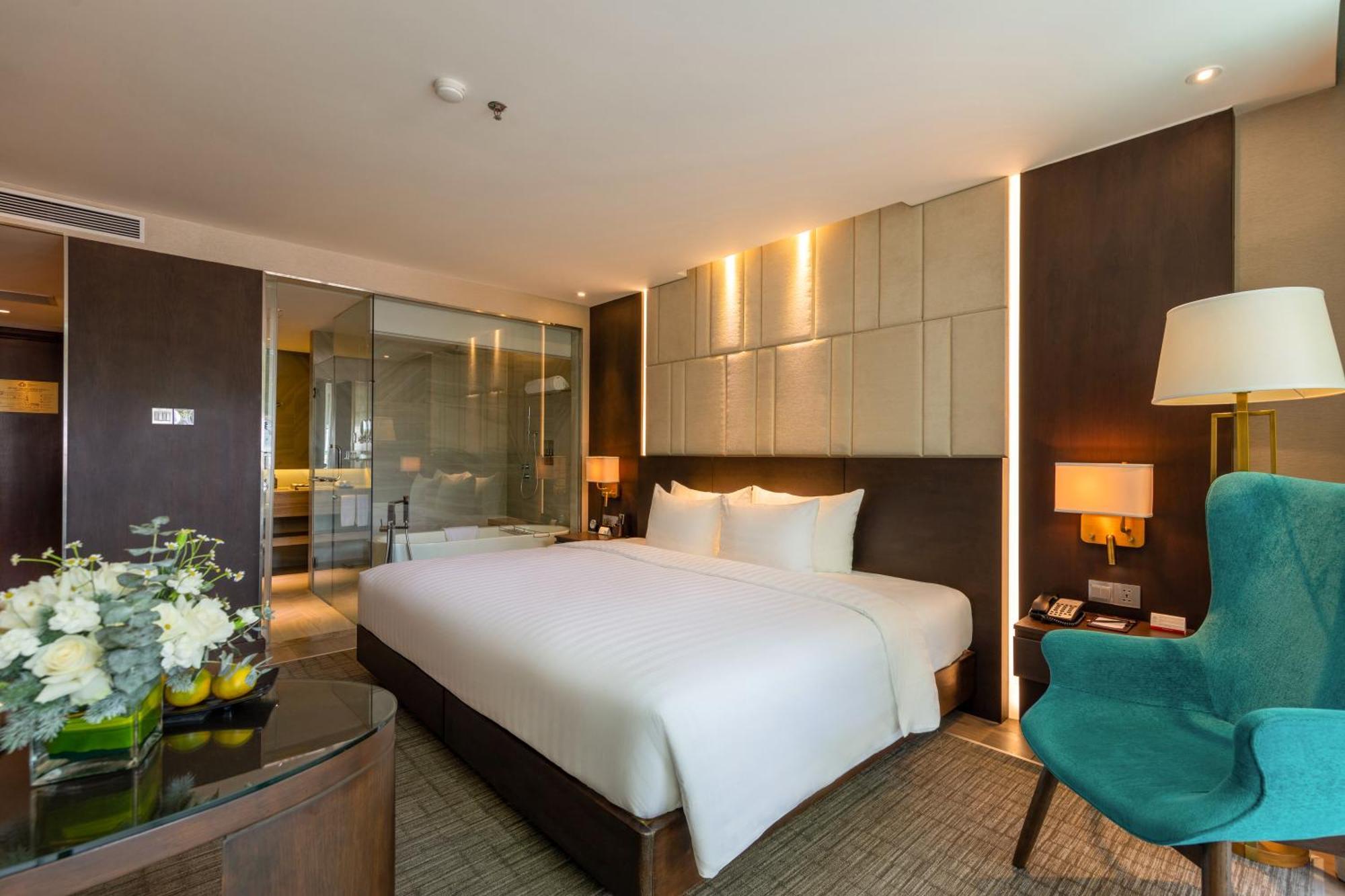 Khách sạn New Orient 4*